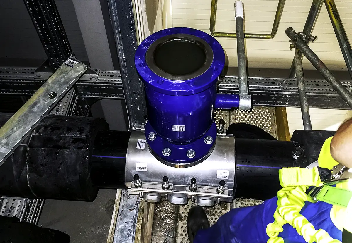 zawór kulowy kołnierzowy w instalacji ciepłowniczej podczas montażu – armatura globtos w komorze technicznej