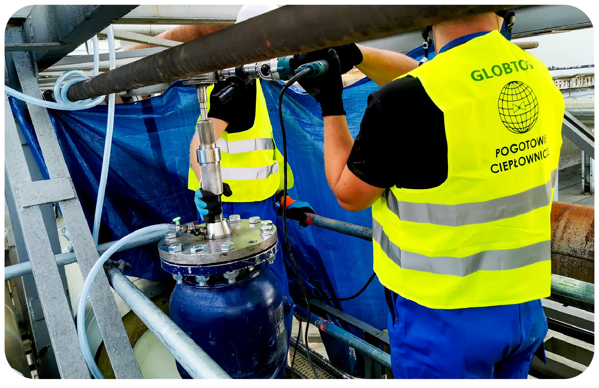 wcinka na gorąco w sieci ciepłowniczej – montaż armatury globtos podczas prac pod ciśnieniem